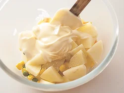 残った野菜を調味してポテトサラダに。