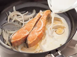 鮭にホワイトソースの材料を加えて煮る。