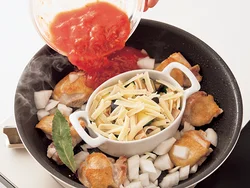 チーズ蒸しとトマト煮の材料を一緒に加熱する。