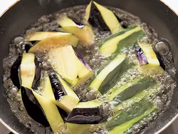 油を強火で熱し、野菜を入れたら火が通りすぎないようにすぐに弱火に。こうすることで時間がたっても水っぽくならない。