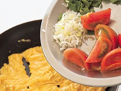 卵液をさっと炒めたら、野菜と合わせて完成。卵に火が通りすぎないように、半熟になったらすぐに野菜を加えて。