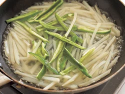 野菜は食感を残すために少ない湯でさっとゆでる。最後にまた火を通すので、それを踏まえてかたゆでにしておく。