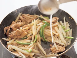 野菜を戻し入れたら水溶き片栗粉でとろみを。具材には火が通っているので、とろみがついたら、すぐに火を止めて。