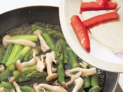 パプリカは生でも食べられるので最後に入れてゆでる。肉と合わせて再び火を通すので、野菜はすべてかたゆでにする。