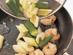 野菜はまずさっとゆでて取り出し、えびを炒めたところに戻し入れる。そうすることで、それぞれの食感が生きた仕上がりになる。