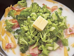 フライパンにすべての材料を入れて煮るだけだから簡単。ソースを作りながら、ペンネもゆでる。