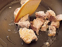 さばは、大きいものは軽くほぐす。ほぐしすぎると炒めている間にポロポロになってしまうので大きめにほぐすようにして。