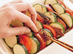 野菜を並べてから、さんまをはさんでいくようにすると並べやすい。