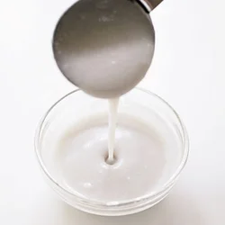 ココナッツミルクは缶の上のほうに浮いている濃い部分を使うとより濃厚でおいしい。
