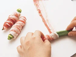 豚肉はオクラの先端から、少しずつ重ねながら斜めに巻きつける。巻き終わりを下にして焼き固めるとばらけない。