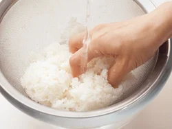 ご飯は水で洗って粘りをとる。こうすると、冷たいカレーソースがからみやすくなり、口当たりもよくなる。