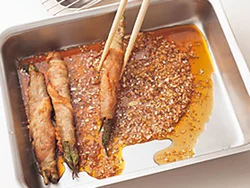 肉巻きが熱いうちにたれにからめると、味がなじむ。豚肉のうまみで野菜もさらにおいしくなる。