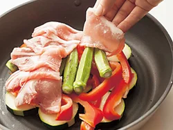 豚肉は、野菜にのせてフライパン蒸しにすると、じんわり火が通るので冷やしてもかたくならない。
