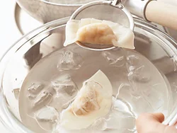 餃子を冷やすと、皮のつるんとした口当たり、えびのプリプリやれんこんのシャキシャキ感が増す。