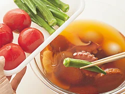 さつま揚げのうまみが出た煮汁に、ほかのたねを入れる。野菜は下ゆでしておくと味がしみこみやすくなる。