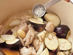 肉や野菜を加えるごとに、塩をふって炒めると、さめても味がぼやけず、メリハリのあるラタトゥイユになる。