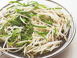 ゆでた野菜は水にとらず、ざるに広げてさますことで、水っぽくならず、シャキシャキに仕上がる。