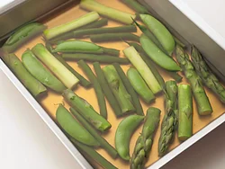 和風だしがきいた上品な漬け汁に、加熱した野菜をひたして味を含ませる。漬け汁はもう一度使える。