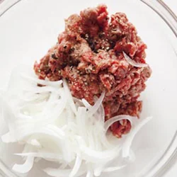 ひき肉ではなく切り落とし肉を刻み、玉ねぎと合わせて。シンプルな材料で肉の存在感をアップ！