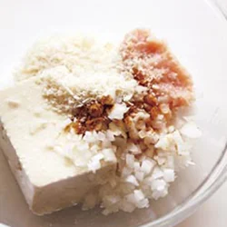 豆腐ととりひき肉を混ぜたヘルシーな材料。豆腐はしっかり水きりして使って。