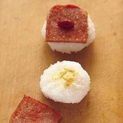 握ったご飯の上に練りがらしを。ランチョンミートをのせてさらにケチャップも。