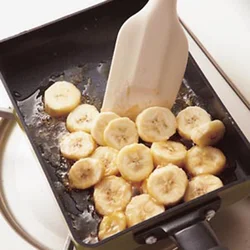 砂糖をしっかりと溶かしてから、バナナとバターを加えてからめる。
