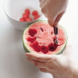 小玉すいかはくりぬき器で食べやすい大きさに丸くくりぬく。くりぬき器がない場合は、スプーンを使って。