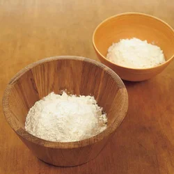 お店では素朴な食感を出すために中力粉を使っていますが、家庭では強力粉と薄力粉で代用してOK。