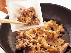 納豆は、炒めることで独特のにおいがなくなり食べやすくなる。豚肉をよく炒めて脂が出たところに加えて。