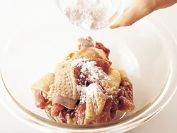片栗粉はとり肉にもみ込んでからさらにふり入れると、おろしあえでも水っぽくならない厚めのころもになる。