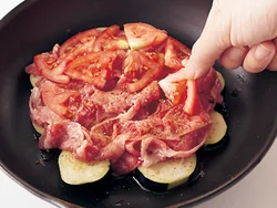 素材を重ねて蒸し焼きにすることで、それぞれのうまみが混ざり合ってなじみ、おいしくなる。