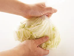 キャベツは塩もみすると下味がつき、味が決まりやすくなるうえ、火の通りがよくなり、炒め時間も短縮できる。