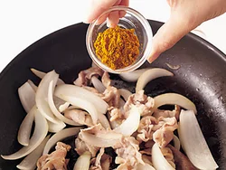 暑いときでも食欲をそそる味つけに。カレー粉を加えたら、炒めて香りや辛みを立たせて。