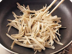 ごぼうは、透き通るくらいまでしっかり炒めて水分をとばすことで、味がしみこみやすくなる。