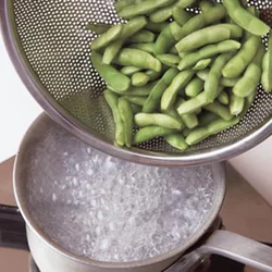 枝豆は塩もみをして下味をつけ、熱湯で1～2分を目安に少しかためにゆでて。