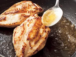 とりむね肉を焼きながら、溶かしバターをたっぷりと上からかけ、淡泊な味にコクをプラス。