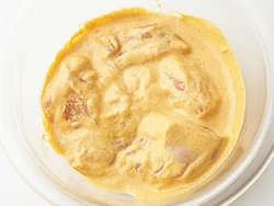 ヨーグルトベースのたれに漬け込むと、肉が驚くほどやわらかくなる。10分でしっかり味もつく。