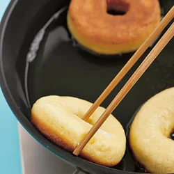 フライパンのへりに沿わせて上下を返して。焼き色がつきやすいのでごく弱火でじっくりと揚げ焼きにするのがコツ。