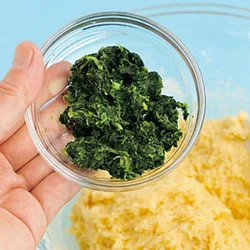 ほうれん草は水分が多いので、ペーパータオルでよく水を絞ってから加えるようにして。