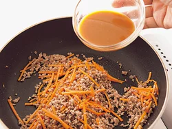 にんじんがしんなりしたら調味料を加えて手早く炒める。みそは焦げやすいので、ほかの調味料と合わせておく。
