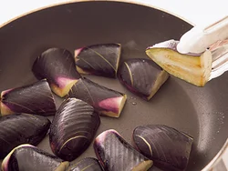 なすは煮る前に切り口をしっかり焼きつけておくと、味がしみやすくなり、こうばしく仕上がる。