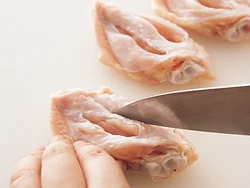 手羽中は骨に沿って２カ所に切り目を入れてから焼く。中まで火が通りやすくなり、下味もしっかり入る。