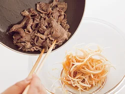 玉ねぎにドレッシングをしっかりからめてから牛肉もあえる。牛肉は熱いうちに加え、味をしっかりしみ込ませる。