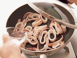 いかはさっと炒め、酒をふって蒸し焼きにする。酒をふることでやわらかく、ふっくらと仕上がる。