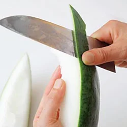 とうがんは皮を薄くむくと、加熱したときにひすい色に仕上がる。持ちやすい大きさに切ってむくと、滑りにくい。