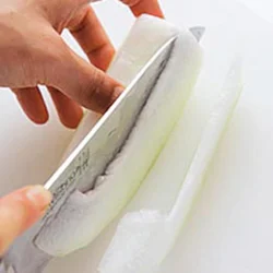 縦長に薄くリボン状に切ることで、身をほぐしたとりやねぎと合わせやすくなる。