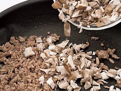 細かく刻んだまいたけはひき肉に加えてかさ増しを。さらに小房に分けたまいたけは豆腐と一緒に煮るダブル使いで、ボリューミーな仕上がりに。