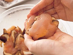 しっかり食感のしいたけを加えて、うまみとかみごたえのあるから揚げに。とりむね肉２〜３切れでしいたけをおおうようにするとまとまりやすい。