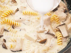 小麦粉を使わず、水溶き片栗粉でとろみをつけることで、さらにカロリーダウンすることができる。