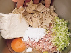 塩なめたけにしっかり味がついているので、味つけいらずで豆腐バーグのたねが完成。